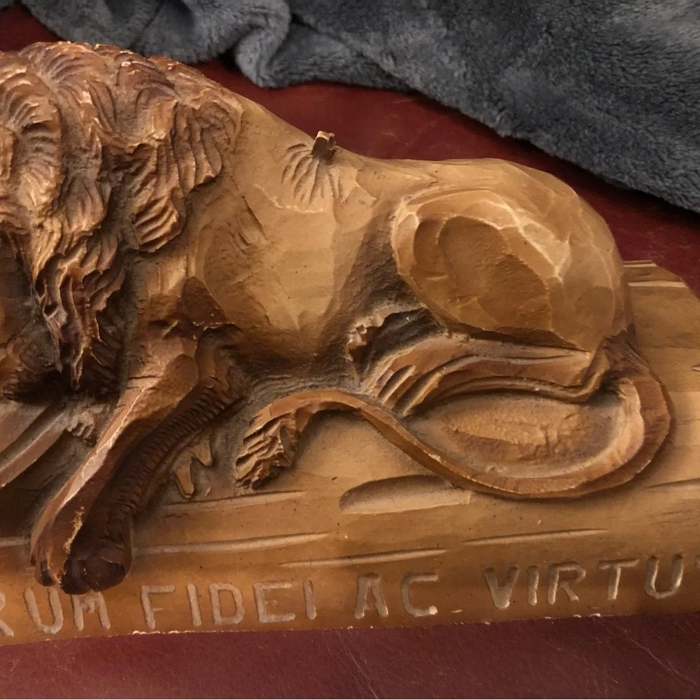 Lion of Lucerne Hand Carved Wood 8" - Picture 6 of 7